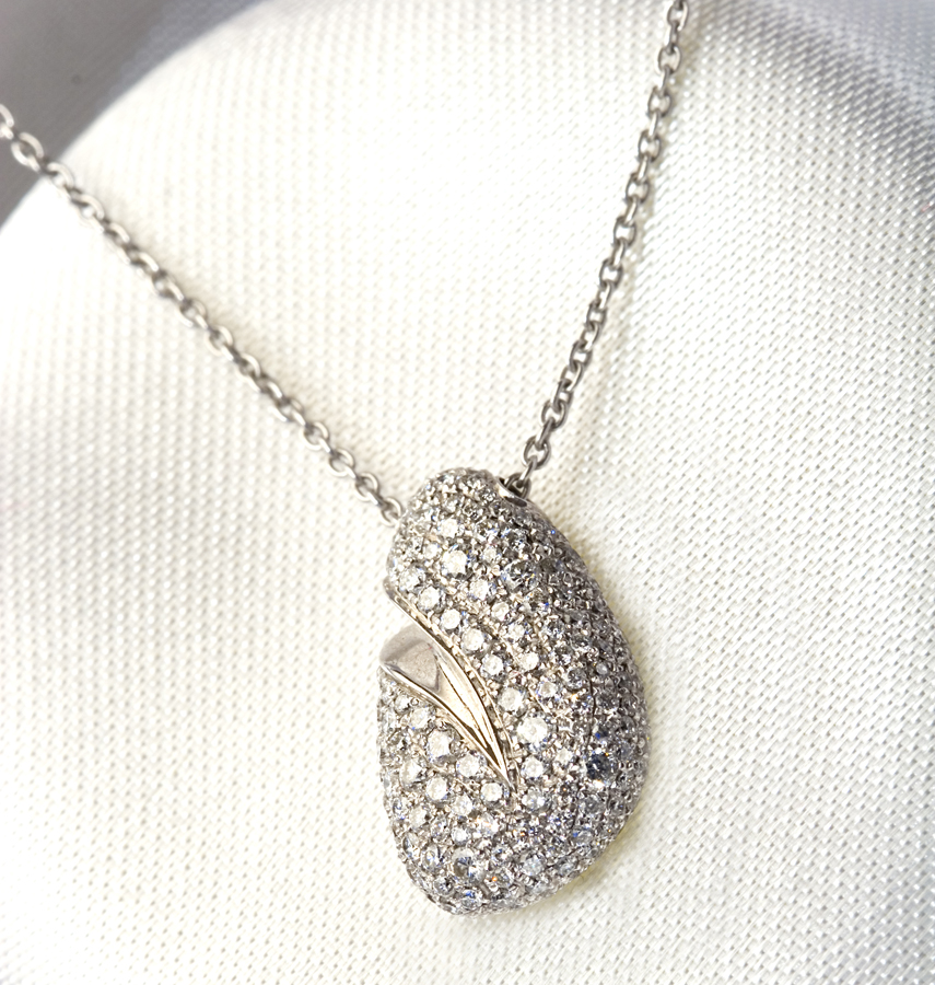 diamond-pendant-in-pave-setting